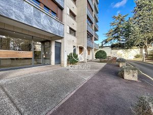 Appartement lumineux de 4 pièces, 101m2, Ecully proche centre avec terrasse, cave et place de parking en sous-sol