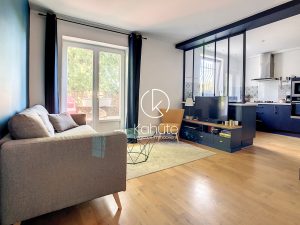 Appartement rénové avec gout de 86,40 m2 – 4 pièces, 3 chambres avec terrasse de 13,60m2 et cave de 33,15m2 sur la commune de Saint Romain au Mont d&rsquo;Or