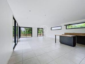 Maison de 164.65m², 7 pièces, 4 chambres, 1 bureau, jardin, Saint Cyr au mont d&rsquo;or, DPE A , cuisine équipée, calme, lumineuse,