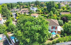 À seulement 20 km du centre-ville de Lyon, sur la commune des Chères, maison de 6 pièce(s) 185 m2, 4 chambres, 1200m2 de terrain, piscine, sous-sol et cave, garage, places de stationnement