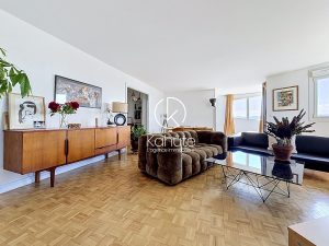 À 8 minutes de gare de Vaise, dans la tour panoramique du 9ème arrondissement de Lyon, appartement au 6 ème étage, 4 pièces, 3 chambres, avec une vue imprenable sur les monts du lyonnais, 118,65 m2 avec cave (place de parking en sus)