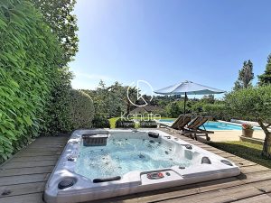 À seulement 10 kilomètres de Lyon, sur la commune de Dardilly, avec une vue dégagée, maison familiale de 127,45m2, sur un terrain 675m2, 6 pièces, 4 chambres, garage double de 30m2 + Piscine + Spa 6 places, Panneaux Solaires, proche des commodités.