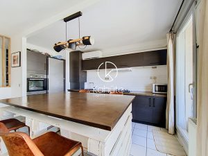APPARTEMENT MEUBLE 3 PIECES 2 CHAMBRES MEUBLES GARAGE CLIMATISATION DPE B  10 MIN CENTRE VILLE LYON