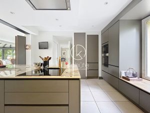 À seulement 20 km du centre-ville de Lyon, sur la commune des Chères, maison de 6 pièce(s) 185 m2, 4 chambres, 1200m2 de terrain, piscine, sous-sol et cave, garage, places de stationnement