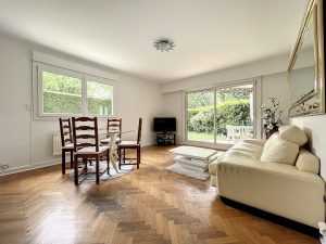 A seulement 15 minutes du centre ville de Lyon, au centre de Champagne au Mont d&rsquo;Or, Appartement en rez de jardin, 3 pièces de 70m², 2 chambres , jardin , garage, parking et cave