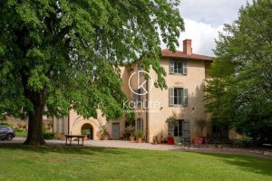 Au centre de Curis-au-Mont-d&rsquo;Or, à 15 min de Lyon, appartement T4 clé en main de 111 m², exposé Sud-Ouest, en rez-de-jardin, avec jardin privatif de 109 m², vue sur le parc côté piscine, belle hauteur sous plafond et charme atypique.