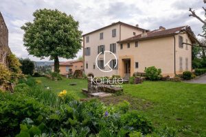 Au centre de Curis au Mont D&rsquo;or à 15 min de Lyon appartement en plateau 4 pièces 3 chambres 98 m2  avec vue et avec jardin non attenant