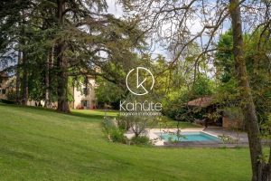 Au centre de Curis-au-Mont-d&rsquo;Or, à 15 min de Lyon, appartement T4 en duplex de 76,5 m² entièrement refait à neuf, au 2? et dernier étage, avec jardin privatif non attenant et vue dégagée.