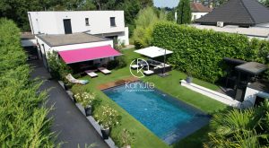 À seulement 10km de Lyon, à Charbonnières les Bains, maison d&rsquo;architecte de 197m2, sur un terrain 1075m2, 8 pièces, 5 chambres, Piscine chauffée, cave de 30m2 – Proche du centre du village et de ses commodités.