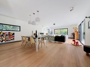 À seulement 10km de Lyon, à Charbonnières les Bains, maison d&rsquo;architecte de 197m2, sur un terrain 1075m2, 8 pièces, 5 chambres, Piscine chauffée, cave de 30m2 – Proche du centre du village et de ses commodités.